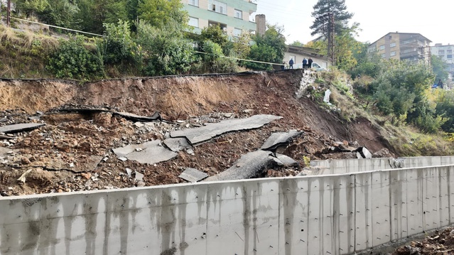 Bitlis'te aşırı yağış sonrası Vedat Demiröz Sokak'ta çökme oluştu, can kaybı yok