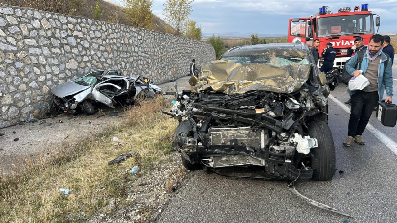 Çorum'da iki otomobil çarpıştı: 4 ölü, 2 yaralı