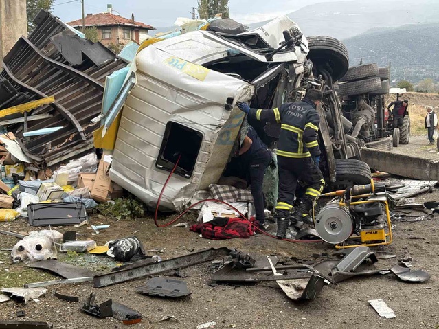 Kastamonu Tosya'da PTT kamyonu 25 metre köprüden uçtu, 2 yaralı 40 dakikada kurtarıldı