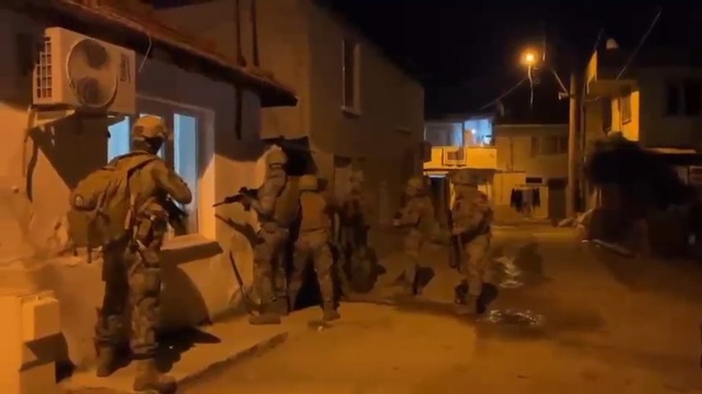 Edremit Körfezi'nde 37 adrese baskın düzenleyen polis 20 şüpheliyi gözaltına aldı