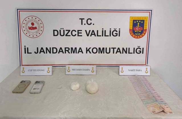 Düzce'de araçta 405,16 gram metamfetamin bulundu, 2 şüpheli gözaltına alındı