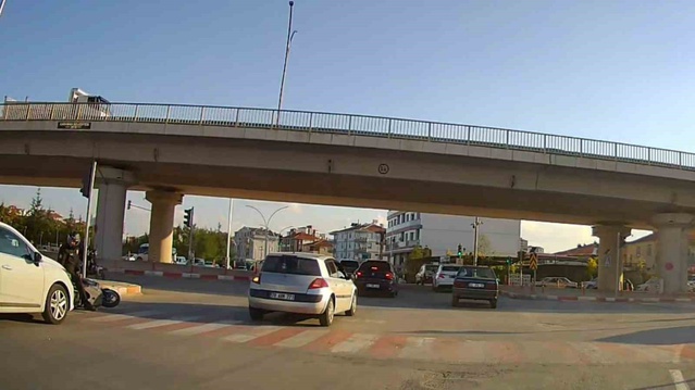 Karaman'da otomobil, kırmızı ışıkta duran motosiklete çarptı; polis memuru yaralandı.