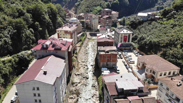 İstanbul'da dere yatağındaki yapılar yıkıldı, uzmanlar Doğu Karadeniz'e dikkat çekti