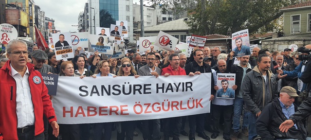 Basın meslek örgütleri TELE 1 kayyımının yıl dönümünde Kadıköy'de yürüdü
