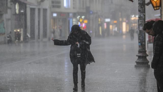 İstanbul Valiliği uyardı: Sağanak ve fırtına geliyor