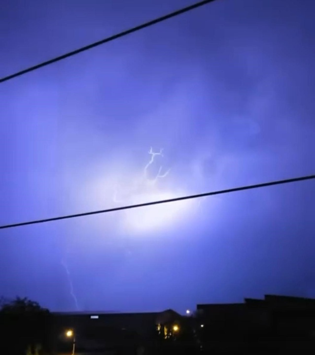 Diyarbakır'da geceyi aydınlatan şimşekler cep telefonuyla kayda alındı