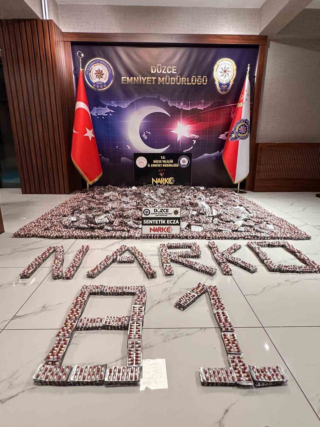 Düzce'de polis operasyonunda 18 milyon TL'lik 88 bin 102 sentetik hap ele geçirildi