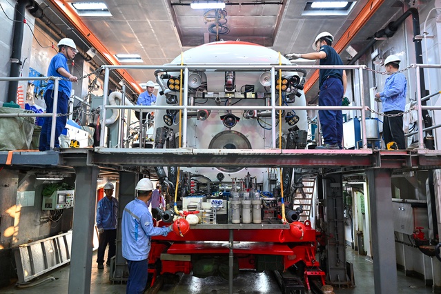 Jiaolong'u taşıyan Derin Deniz No. 1, 466. dalış için Doğu Caroline Havzası'na ulaştı.