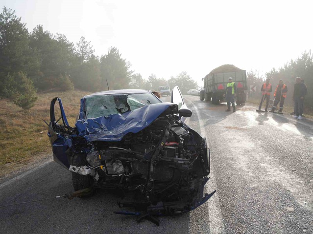 Kastamonu'da otomobil, pancar posası yüklü traktör römorkuna çarptı; sürücü yaralandı