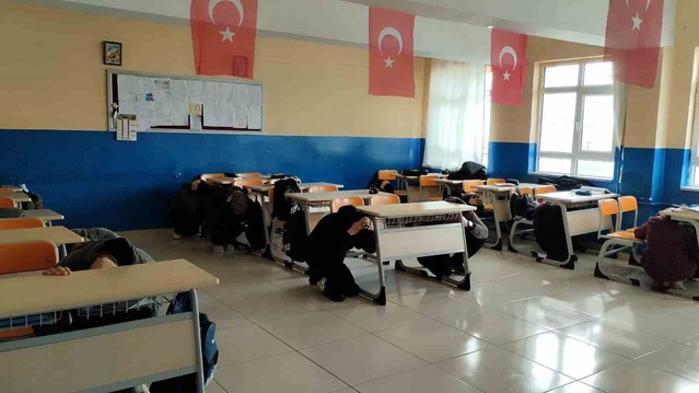 Sivas'ın tüm okullarında çök-kapan-tutun tatbikatı 81 ilde eş zamanlı uygulandı