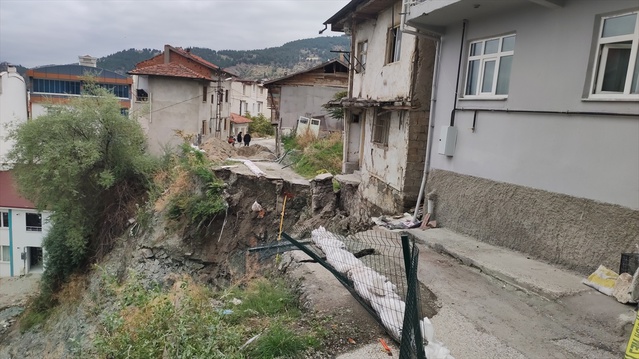 Tokat Kaleardı'da apartman temel kazısı sırasında yol çöktü, iki katlı ev boşaltıldı
