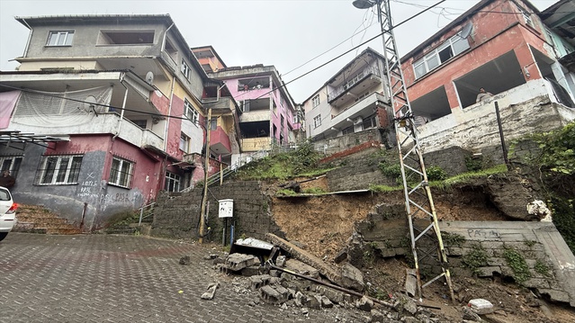Zonguldak'ta sağanak heyelanlara yol açtı, istinat duvarı çöktü, bir ev boşaltıldı