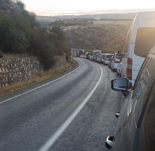 Adıyaman-Çelikhan yolunda patlatmalar trafiği kapatıp araç kuyruğu oluşturuyor