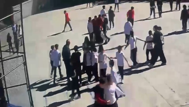 Zonguldak'ta nöbetçi öğretmen, poğaça kaçan öğrenciyi Heimlich'le kurtardı