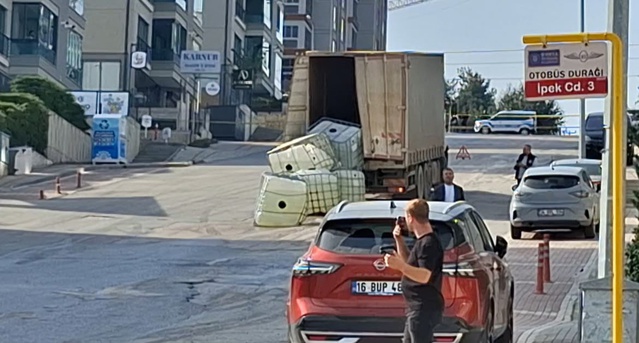 Bursa Nilüfer'de aracın 4 varili devrildi, sülfürik asit saçılan cadde kapatıldı
