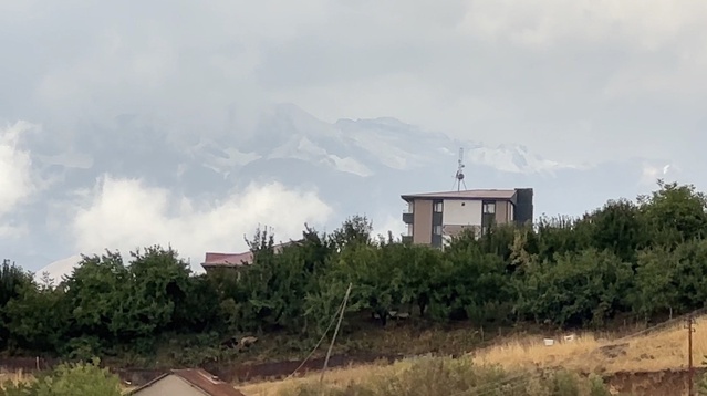 Hakkari Yüksekova'da soğuk hava sonrası Cilo Dağları'na mevsimin ilk karı yağdı