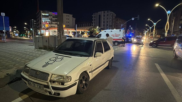 Kocaeli Gebze'de çarpışan iki otomobildeki 3 yaralı hastaneye kaldırıldı