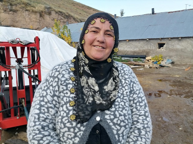 Hınıs'ta 4 çocuk annesi, 10 düveyle başladığı hayvancılıkta 20 hayvana ulaştı