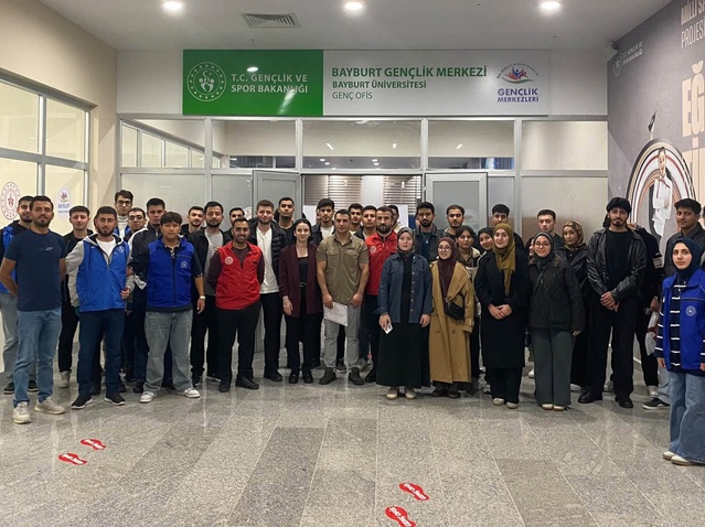 Bayburt'da düzenlenen Kariyer Günleri'nde milli boksör Onur Şipal gençlerle buluştu