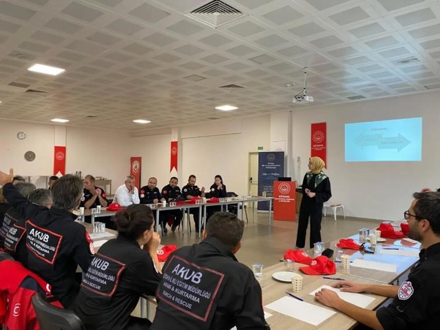 Kütahya'da AKUB gönüllülerine psikolojik ilk yardım eğitimi verildi