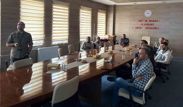 Bayburt'ta aile hekimlerine anne sağlığı eğitimi Dr. Emrah Kopan tarafından verildi