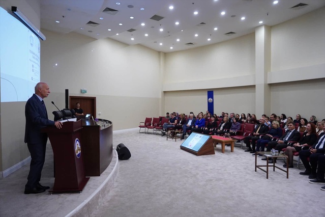 Trakya Üniversitesinde yenidoğan panelinde emekli Prof. Dr. Acunaş'a plaket verildi