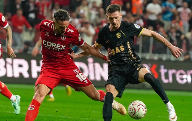 İki kırmızı kartın çıktığı maçta Amedspor, Samsunspor'u deplasmanda 2-1 yendi