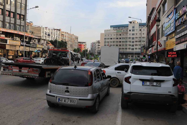 Adana'da hatalı ve çift sıra parklar trafiği yavaşlattı, vatandaşlar tepki gösterdi