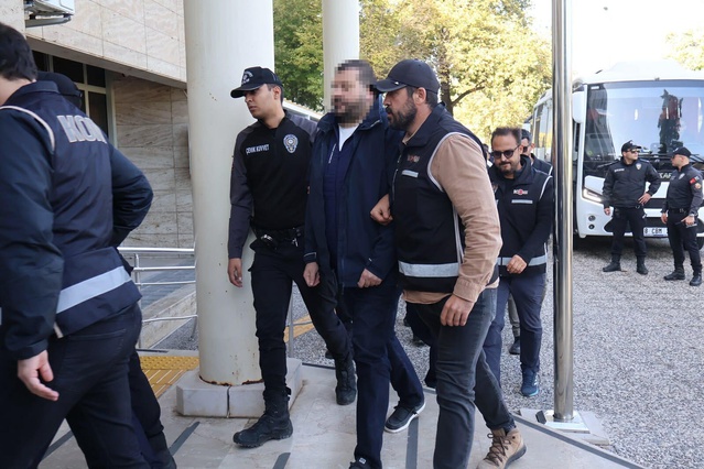 Milas Belediye Başkanı Fevzi Topuz ve oğlu sahte ihale evrakı soruşturmasında adliyede