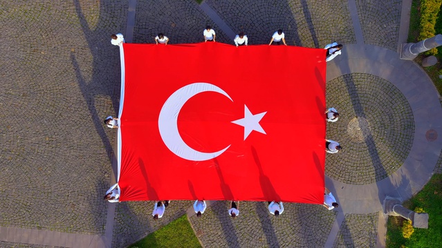 Cumhuriyet'in 103. yılında Diyarbakır'da öğrenciler 54 metrekarelik Türk bayrağı açtı