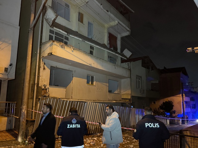 Kocaeli Darıca'da metruk binanın balkonu yıkıldı, belediye binayı yıkacak