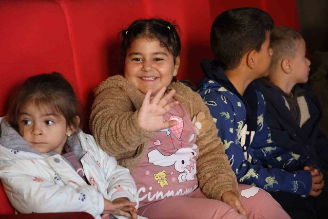 Düzce'de Gezen Sinema Tırı, Çevrem İlkokulu öğrencilerini filmle buluşturdu