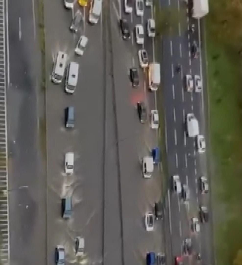 İstanbul'da sağanak etkili oluyor; yollar göle döndü