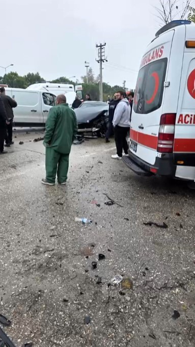 Bursa Osmangazi'de yağışla kayganlaşan yolda 5 araç birbirine girdi, 5 kişi yaralandı
