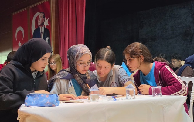 Kadirli'de liseler arası bilgi yarışması yapıldı