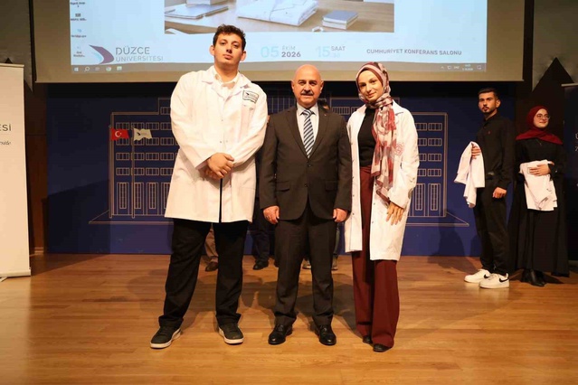 Düzce Üniversitesi Eğitim Fakültesi öğretmen adaylarına önlükleri ilk kez giydirdi