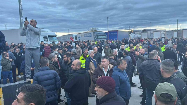 Kapıkule, İpsala ve Hamzabeyli'de tır eylemi: Şoförler Schengen kuralı yüzünden Avrupa'ya çıkışı durdurdu