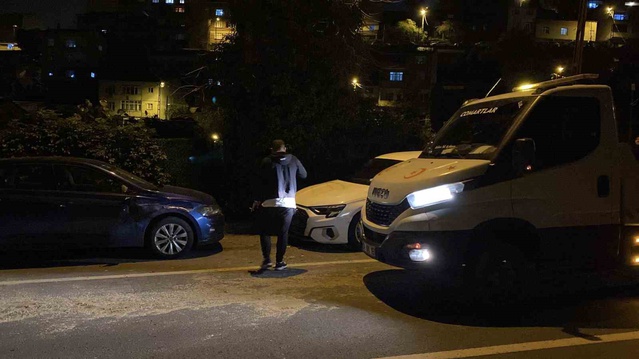 Sarıyer'de aracın sıkıştırdığı otomobil 6 araca çarptı, biri ağır 3 kişi yaralandı
