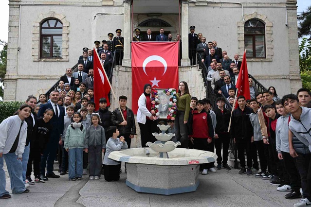 Manisa Demirci'de 98 yıl önceki Cumhuriyet fotoğrafı aynı noktada canlandırıldı