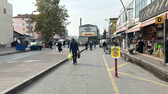 Sakarya’da trafikte ortalık karıştı: “Dövüş antrenörüyüm ben” diyerek yumruk attı