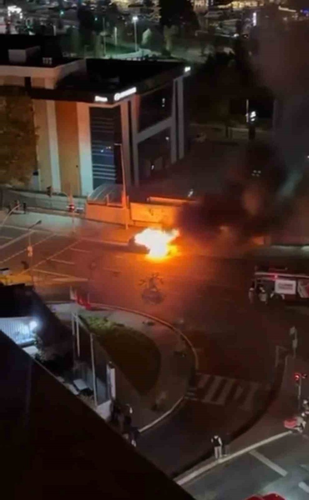 Kağıthane'de otomobilin motorunda çıkan yangın 30 dakikada söndürüldü
