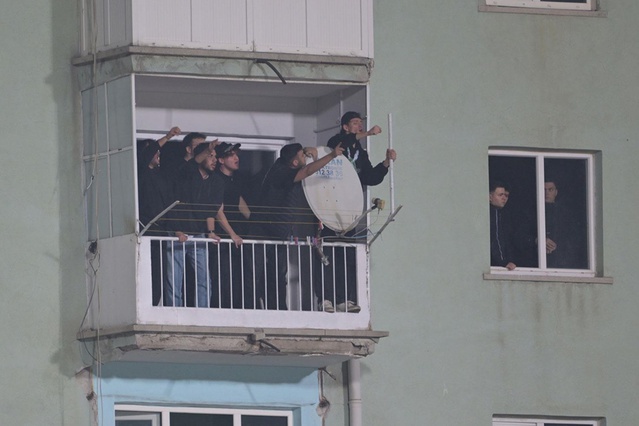 Bilet bulamayan Bursaspor taraftarı maçı stadın çevresindeki evlerde takip etti