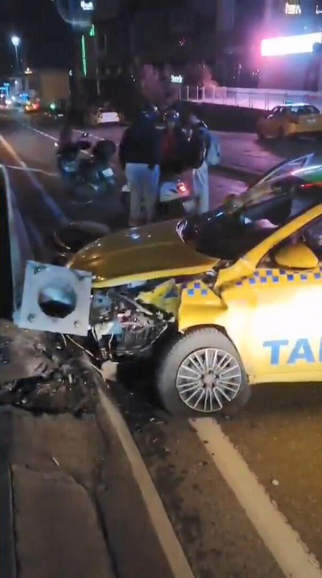 Esenyurt'ta taksi E-5 yan yolda elektrik direğine çarptı, şoför kurtarılamadı
