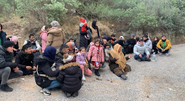 İzmir Seferihisar'da göçmen taşıyan sürücü tutuklandı, 37 kaçak göçmen yakalandı