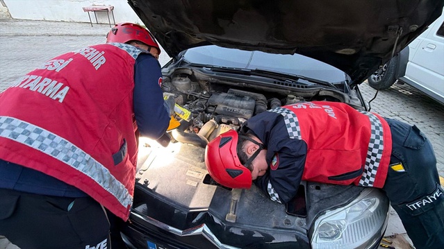 Sakarya Taraklı'da itfaiye, motora sıkışan yavru kediyi annesine kavuşturdu