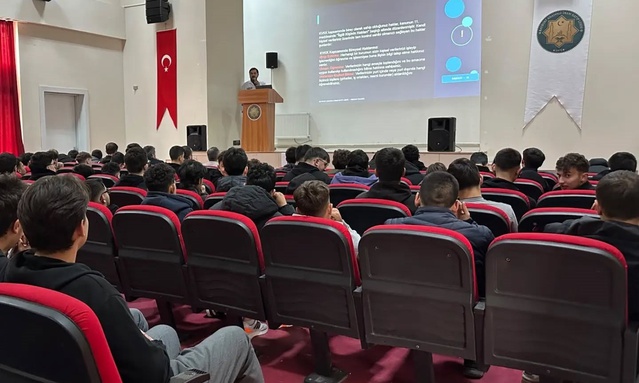 Bayburt Anadolu İmam Hatip Lisesinde Siberay Kulübü siber güvenlik semineri düzenledi