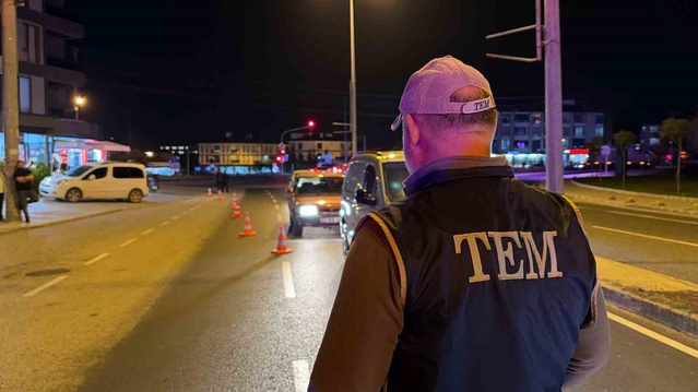 Düzce'de üniversite çevresinde polis denetiminde sürücülerin kimliği sorgulandı