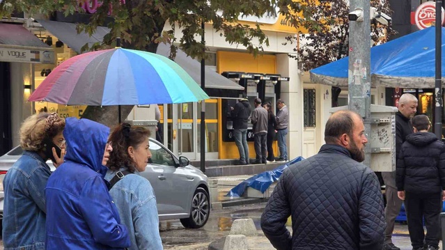 Bandırma'da sağanak günlük yaşamı olumsuz etkiledi, yollarda su birikintileri oluştu
