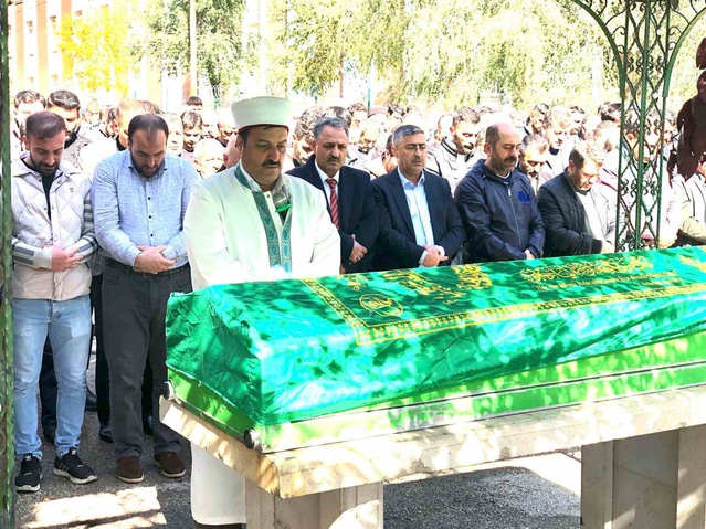 Erzurum'da 52 yaşındaki esnaf Recai Karadaş'ı imam kardeşi uğurladı