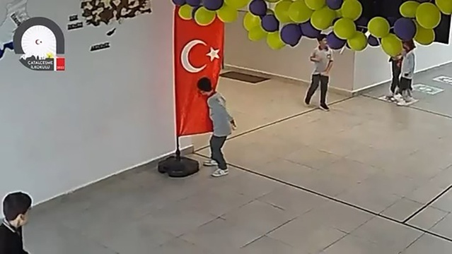 Elazığ'da 2. sınıf öğrencisi koridorda Türk bayrağını öpüp alnına koydu